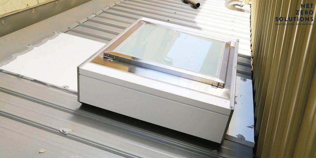 Lắp đặt giếng trời kết hợp nắp thăm trần trên mái tôn